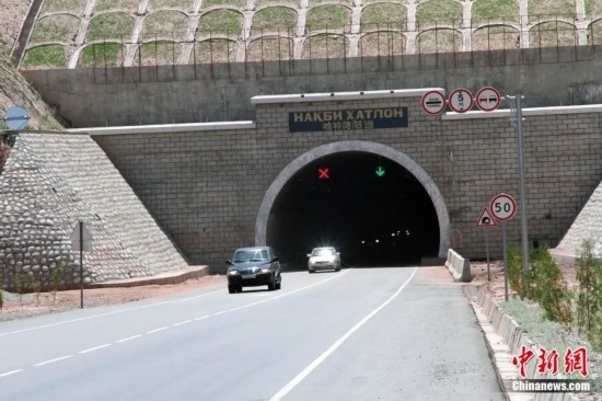 連接塔吉克斯坦南北的重要隧道之一哈特隆隧道由中國路橋承建，是塔國南北公路交通的重要干線道路，對促進塔吉克斯坦南北交流和國民經濟發(fā)展具有重要意義。田冰攝