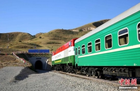 2016年8月24日，塔吉克斯坦“瓦赫達特-亞灣”鐵路通車。這是絲綢之路經濟帶框架下首個開工并建成的鐵路項目，具標志性意義。圖為火車進入由中鐵十九局集團有限公司承建的隧道。文龍杰 攝