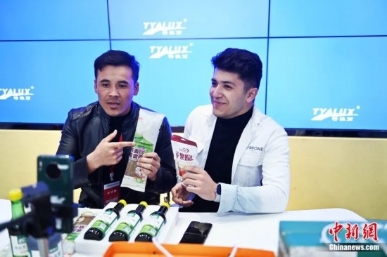 2023年3月，甘肅省慶陽市環(huán)縣電商創(chuàng)業(yè)孵化基地內，來自蘭州文理學院的塔吉克斯坦留學生正在協(xié)助主播直播帶貨當地農特產品。李亞龍 攝