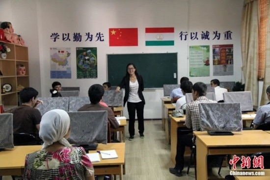 2014年，塔吉克斯坦國立民族大學的孔子學院內，教師正在為塔吉克斯坦學生授課。田冰 攝