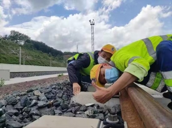 佟郎（左）正在檢修鐵路。受訪者供圖