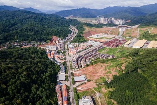 磨憨口岸俯瞰，右前方高層白色建筑群為老撾境內(nèi)。人民網(wǎng)記者 符皓攝