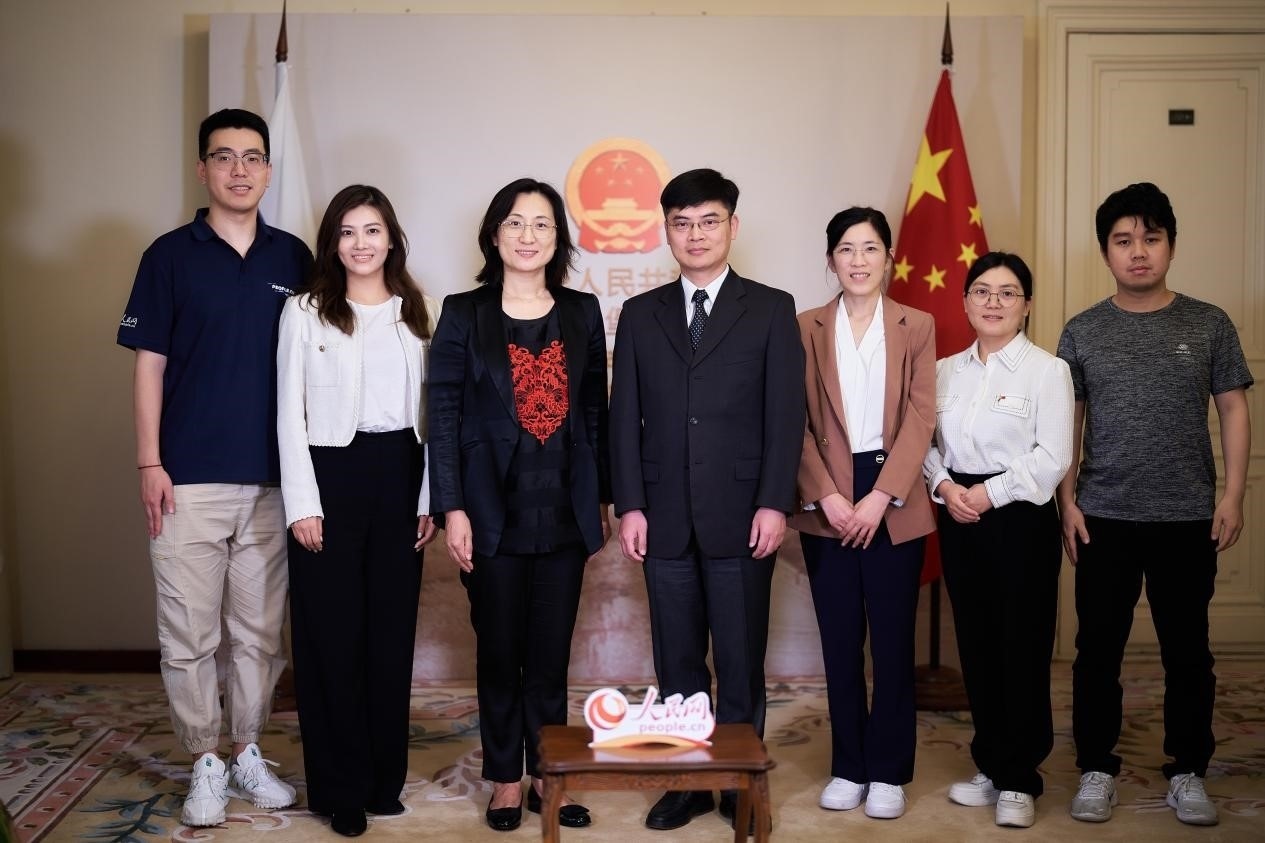 中國駐圣彼得堡副總領(lǐng)事張曉慶（左四）與人民網(wǎng)記者合影。