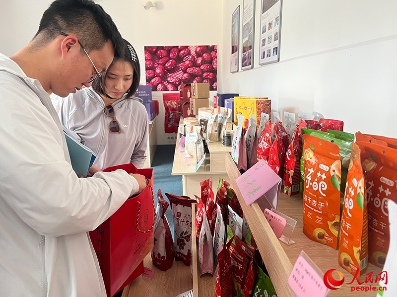 消費(fèi)者在選購產(chǎn)品。人民網(wǎng)記者 常雪梅攝