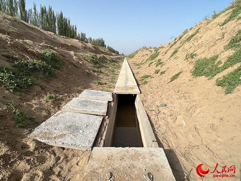 打開蓋板，可見水在寬一米、深一米的渠道內(nèi)暢通流過。人民網(wǎng)記者 常雪梅攝