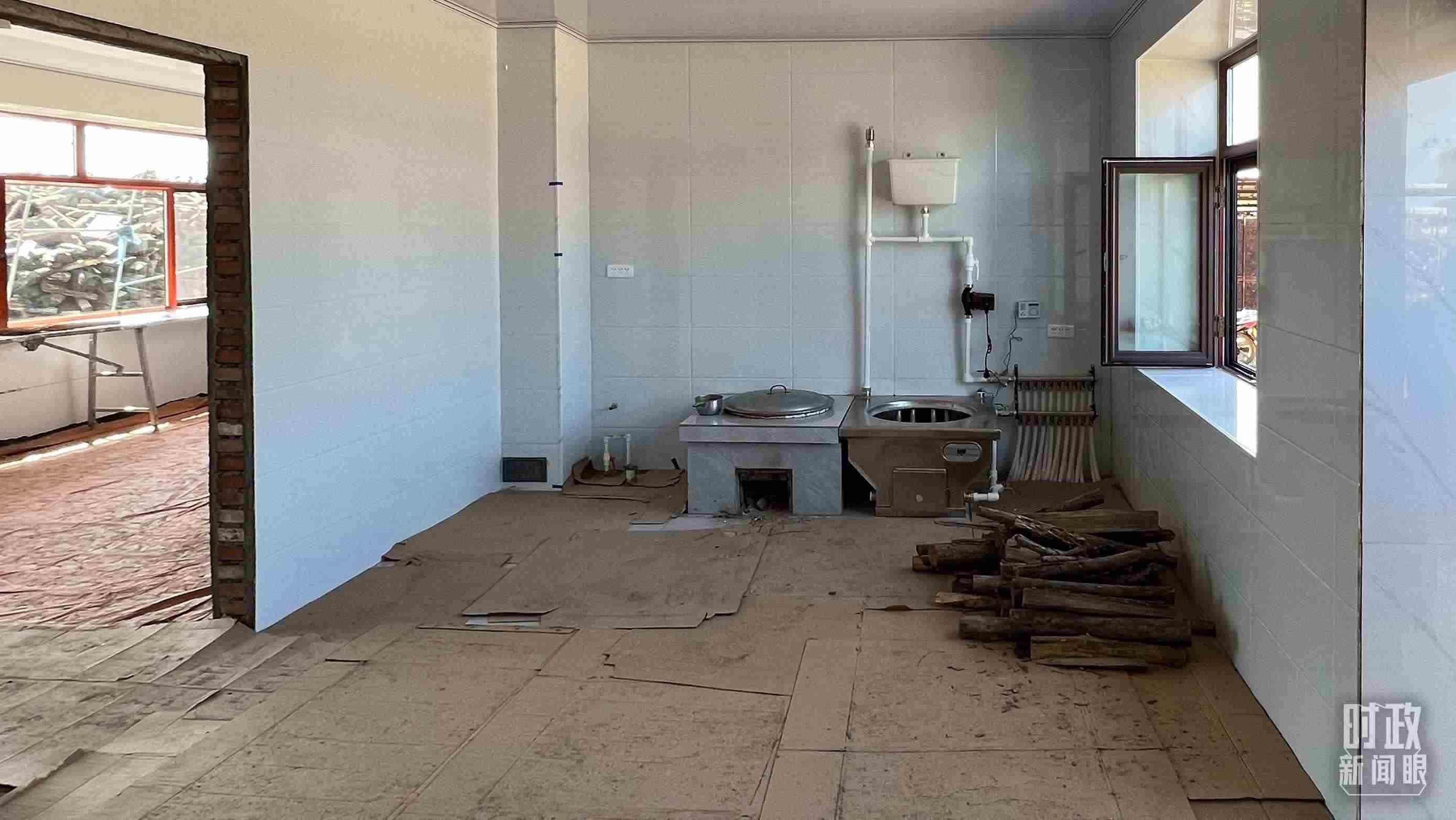 △龍王廟村內(nèi)，受災(zāi)房屋內(nèi)部正在進(jìn)行翻修。（總臺(tái)央視記者邢彬拍攝）