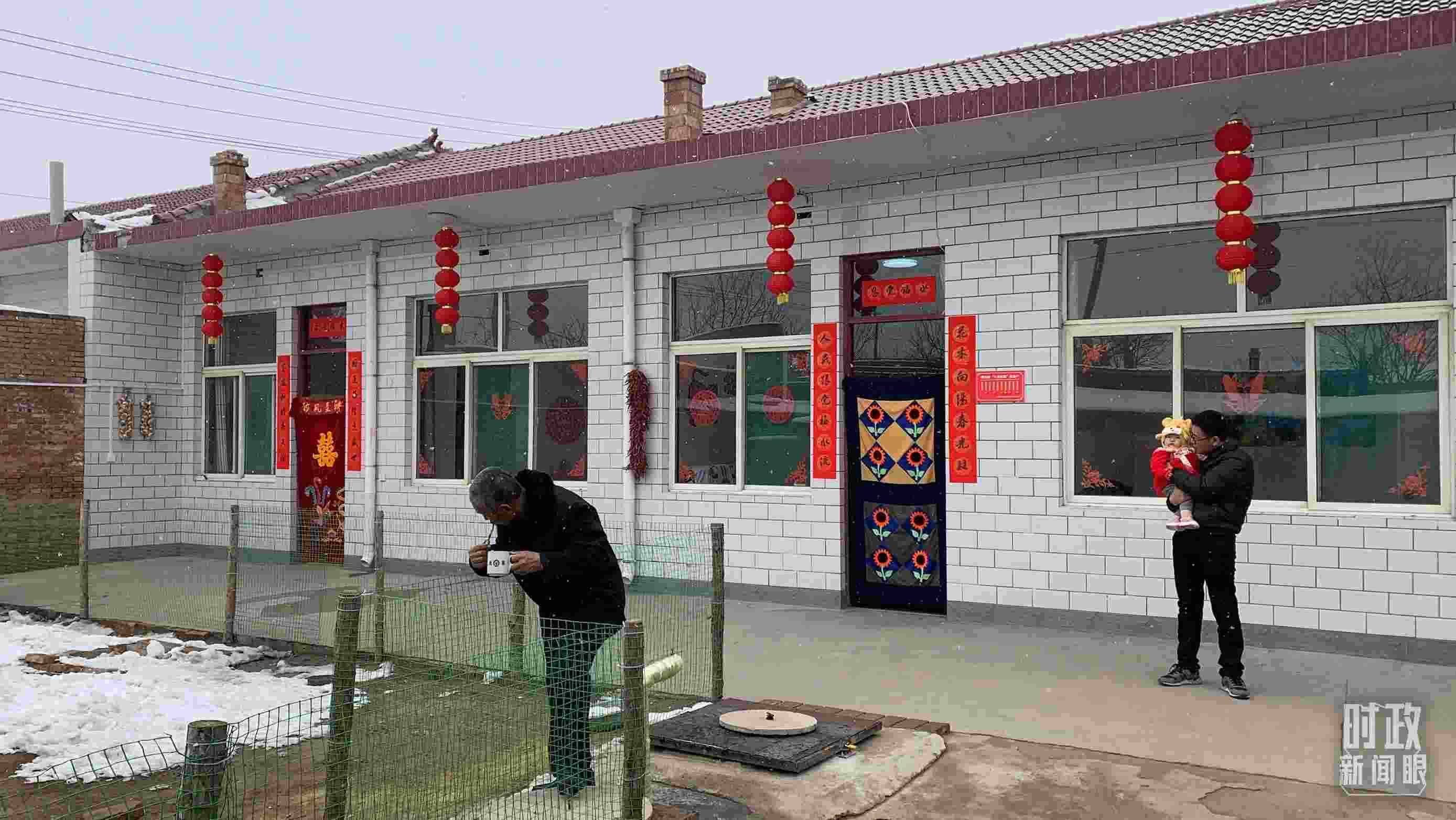 △ 當(dāng)年春節(jié)來(lái)臨之前，馮南垣村受災(zāi)村民全部搬進(jìn)了新家。（總臺(tái)央視記者段德文拍攝）