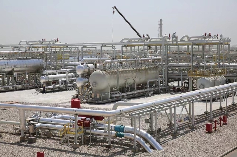 圖為位于伊拉克米桑省阿瑪拉市，由中國(guó)石油、道達(dá)爾、馬來(lái)西亞石油合資建設(shè)的哈法亞油田油氣處理站。中國(guó)石油哈法亞公司/供圖