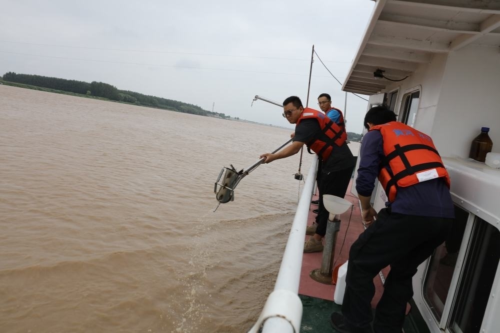 2023年6月29日，調水調沙期間，黃河下游利津水文站工作人員在進行取沙作業(yè)。新華社記者 劉詩平 攝