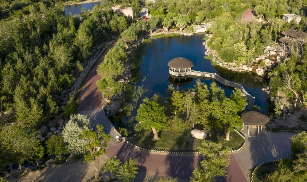 坐落在寧夏銀川市賀蘭山腳下的賀蘭山運動休閑公園（2021年5月27日攝，無人機照片）。這里曾是一片砂石采礦塌陷區(qū)，當?shù)赝ㄟ^植被景觀再造、水系建設、現(xiàn)代管網(wǎng)鋪建等手段，重新利用廢石、廢坑及各類廢棄建筑材料，把這里變成一座免費開放的主題公園。新華社記者 馮開華 攝