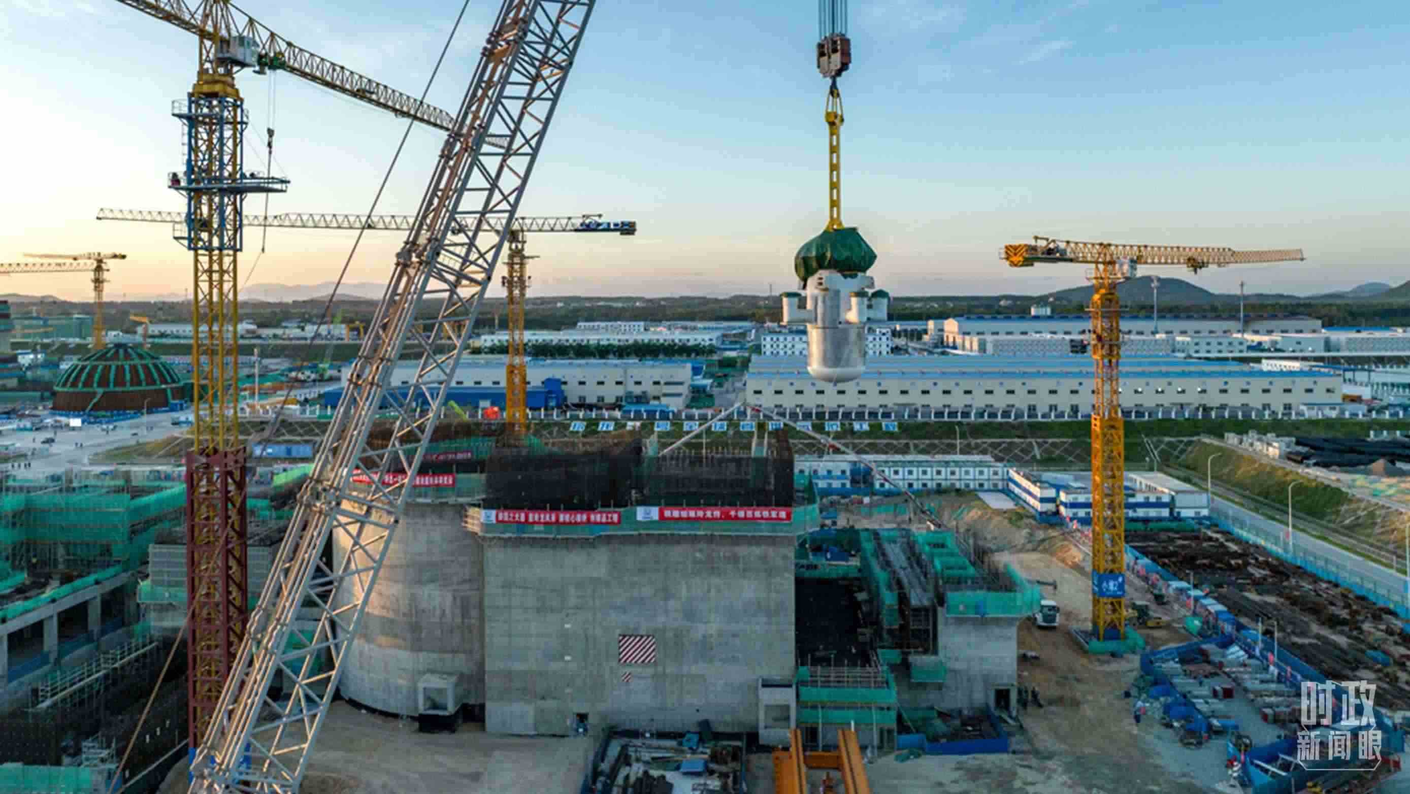 △8月10日，由中國第一重型機械股份公司承制的玲龍一號反應(yīng)堆核心模塊“玲龍之心”成功吊裝。（圖/國務(wù)院國資委網(wǎng)站）