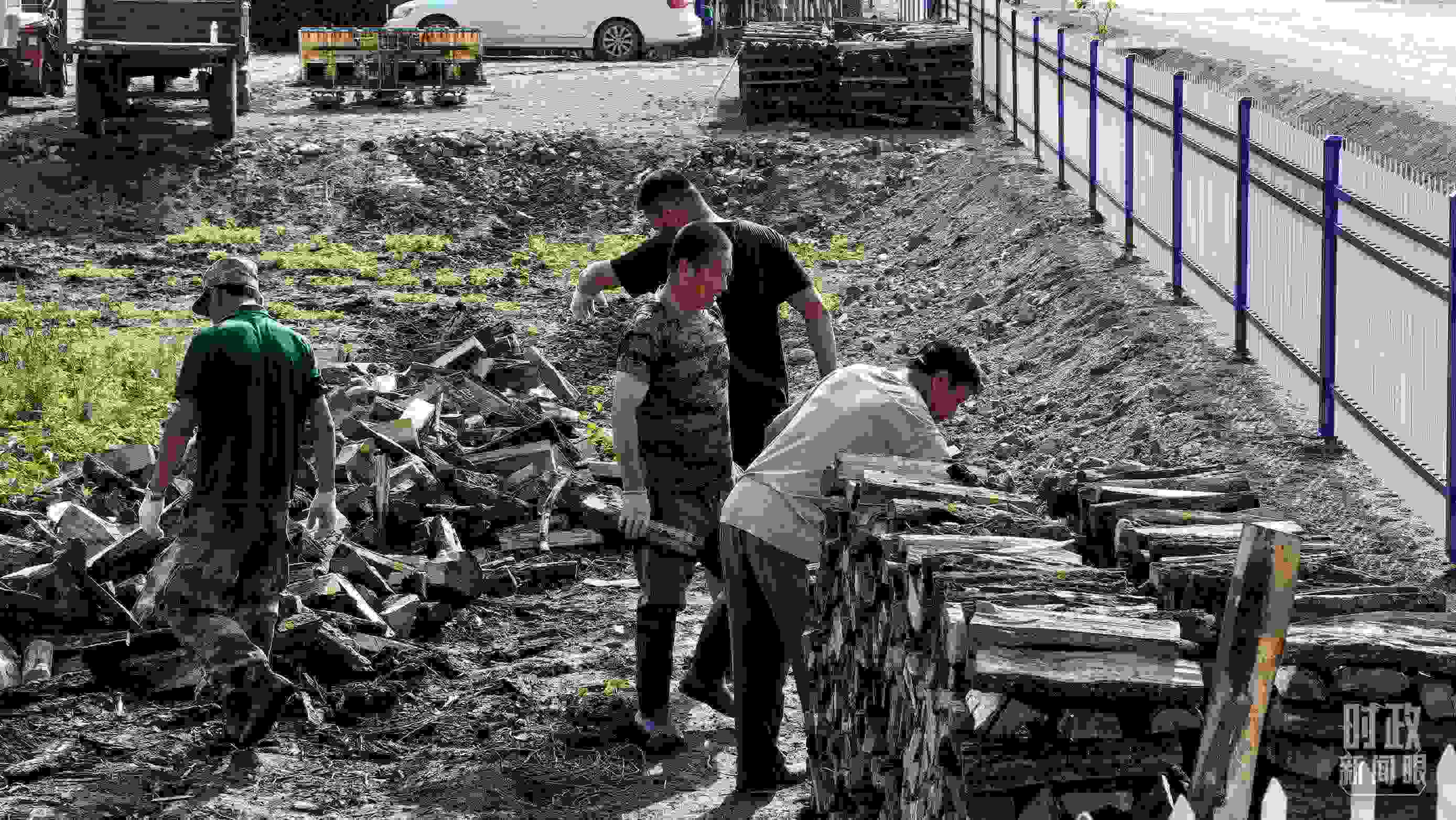 △村民正在整理家中被洪水沖垮的柴火垛。（總臺央廣記者潘毅拍攝）