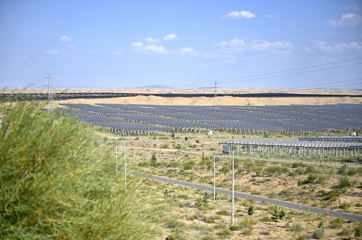 這是2023年8月24日拍攝的內蒙古鄂爾多斯市達拉特光伏基地。新華社記者 賀書琛 攝
