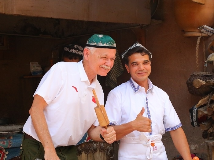 潘維廉和維吾爾族創(chuàng)業(yè)青年合影。主辦方供圖