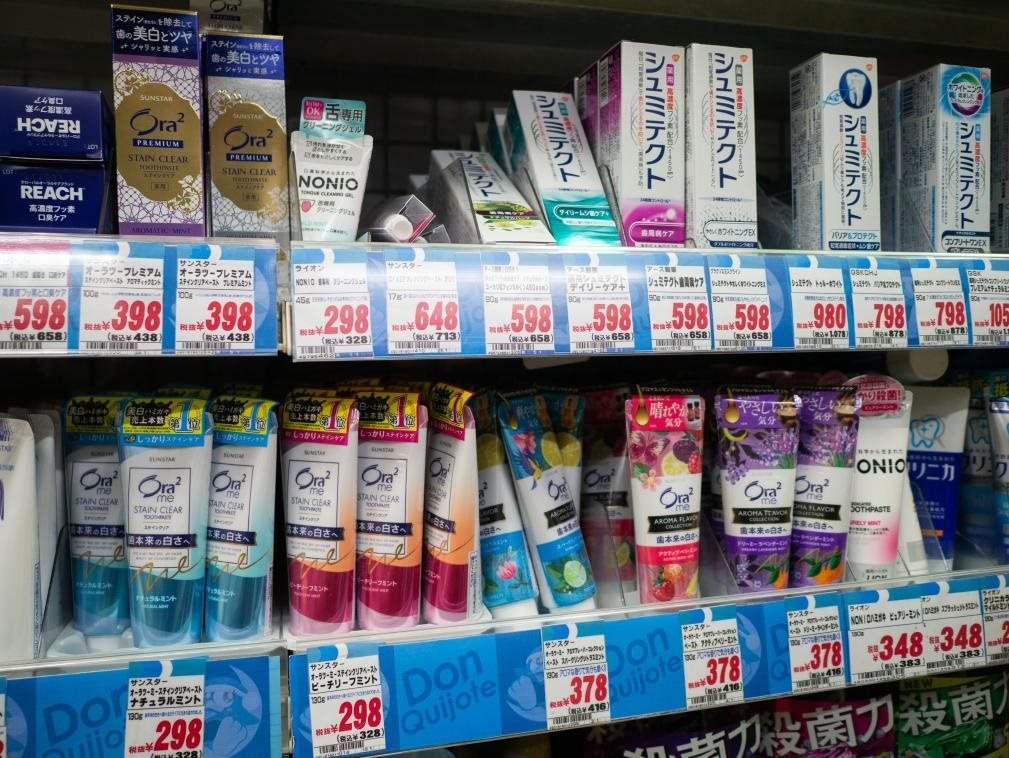 這是8月16日在日本東京新宿一商場(chǎng)拍攝的貨架。新華社記者張笑宇攝