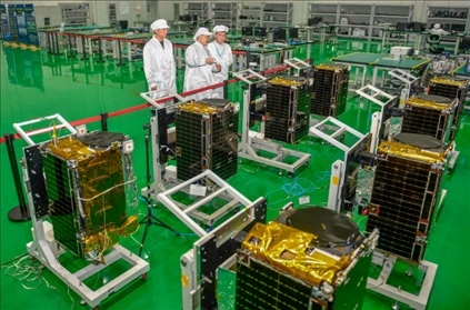 △2022年10月17日，位于吉林長春的長光衛(wèi)星技術(shù)股份有限公司科研人員在衛(wèi)星總裝測試大廳進(jìn)行相關(guān)測試工作。