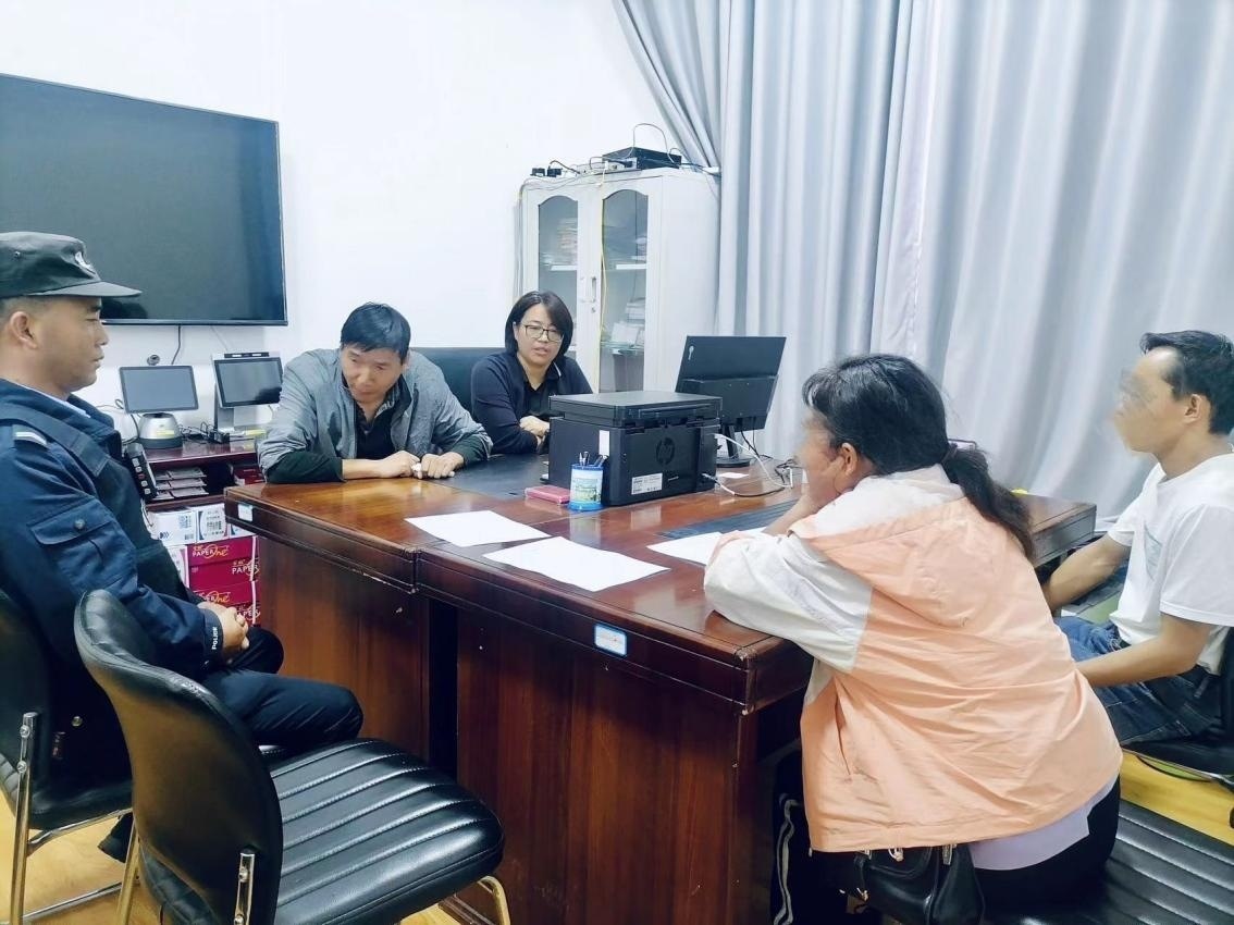 2023年8月4日，和立峰（左二）在調(diào)解一起家庭婚姻糾紛。受訪者供圖