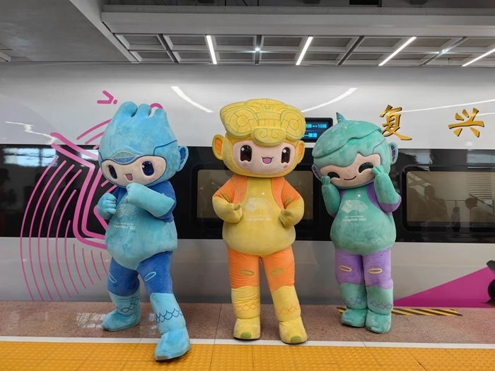 復(fù)興號(hào)亞運(yùn)智能動(dòng)車組列車車廂。上海鐵路局融媒體中心供圖