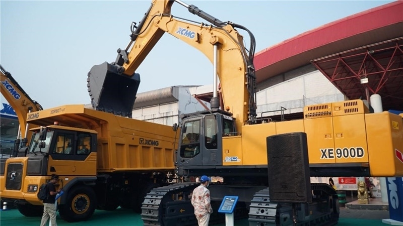 徐工集團(tuán)展出的90噸礦用挖掘機(jī)與80噸自卸車。石偉攝影