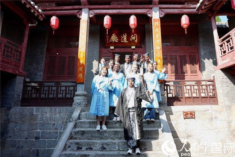 圖為選手們在海會書院內(nèi)合影留念。人民網(wǎng) 盧鵬宇攝