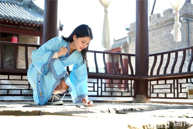 圖為選手在“曲水流觴亭”將“桃心”蠟燭放入渠中。人民網(wǎng) 盧鵬宇攝