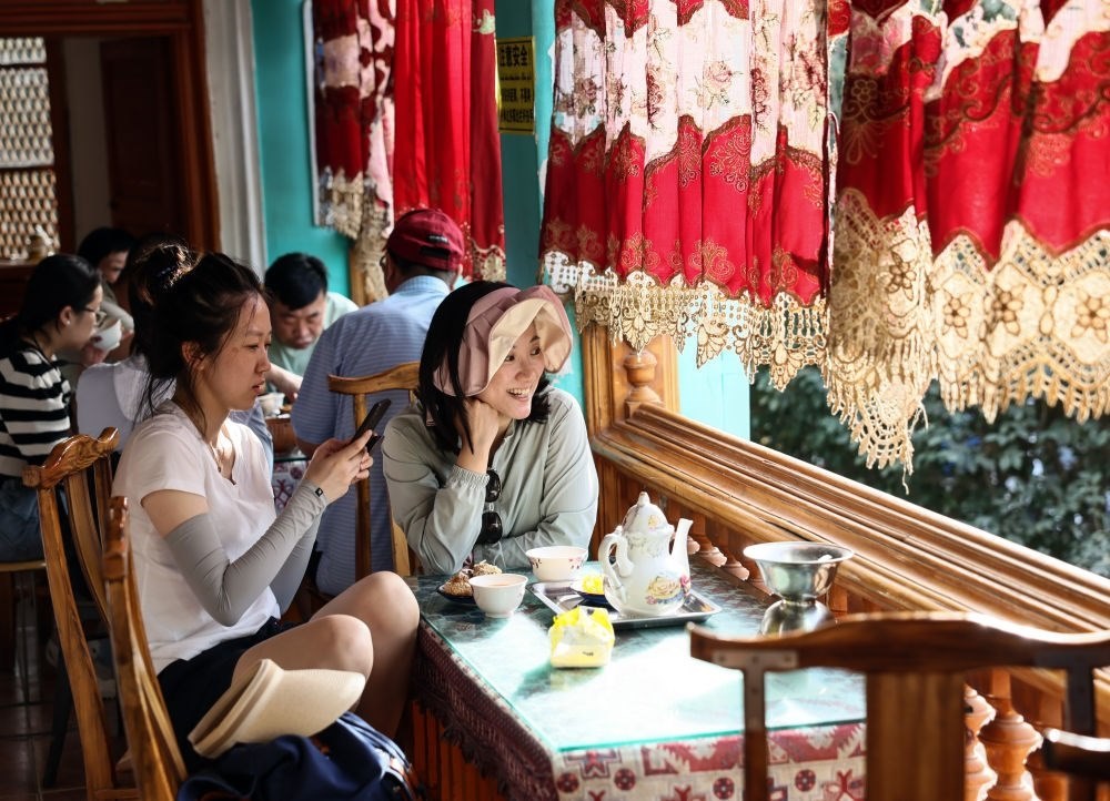 游客在新疆喀什古城景區(qū)百年老茶館內(nèi)品茶小憩（2023年9月7日攝）。新華社記者 蘭紅光 攝