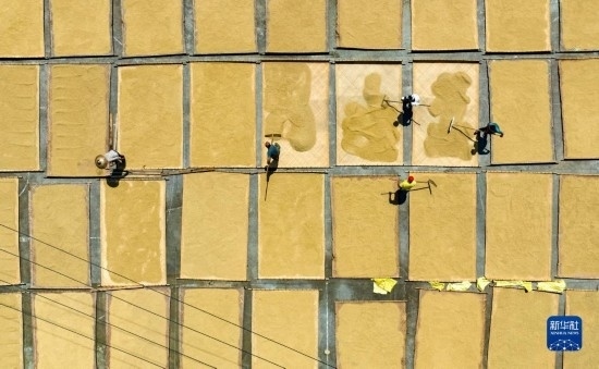 9月16日，在湖南省懷化市通道侗族自治縣萬佛山鎮(zhèn)溪上村，村民在晾曬稻谷（無人機(jī)照片）。