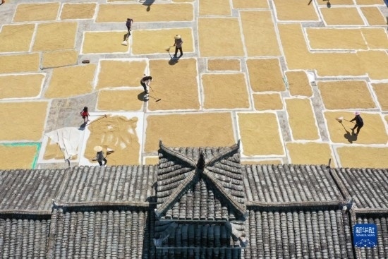 9月16日，村民在貴州省黔東南苗族侗族自治州從江縣剛邊壯族鄉(xiāng)三聯(lián)村晾曬稻谷（無人機(jī)照片）。