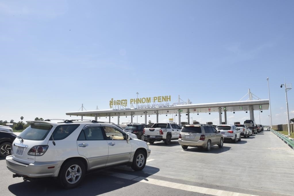 2022年11月7日，車輛在柬埔寨首都金邊的金港高速公路入口處排隊(duì)。金港高速公路連接柬埔寨首都金邊和該國(guó)最大深水海港西哈努克港。