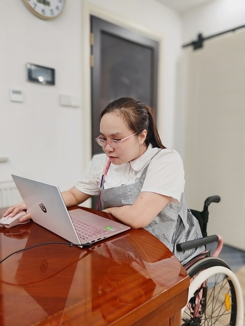 杜誠(chéng)誠(chéng)在準(zhǔn)備電影講解稿。 魏涵玉攝