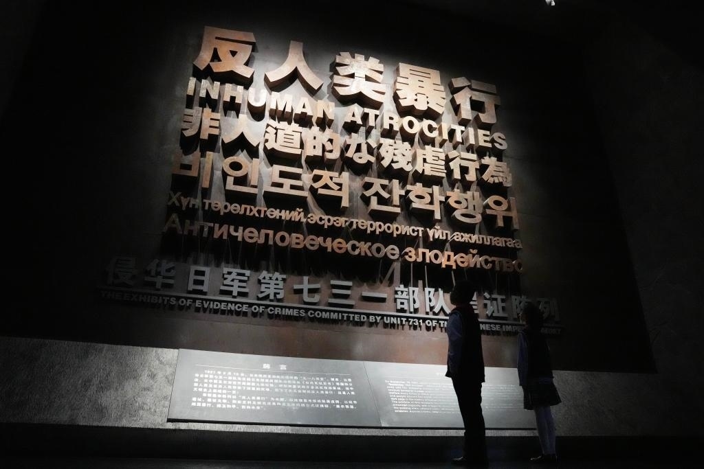 9月18日，青少年在侵華日軍第七三一部隊(duì)罪證陳列館內(nèi)參觀。新華社記者 王建威 攝
