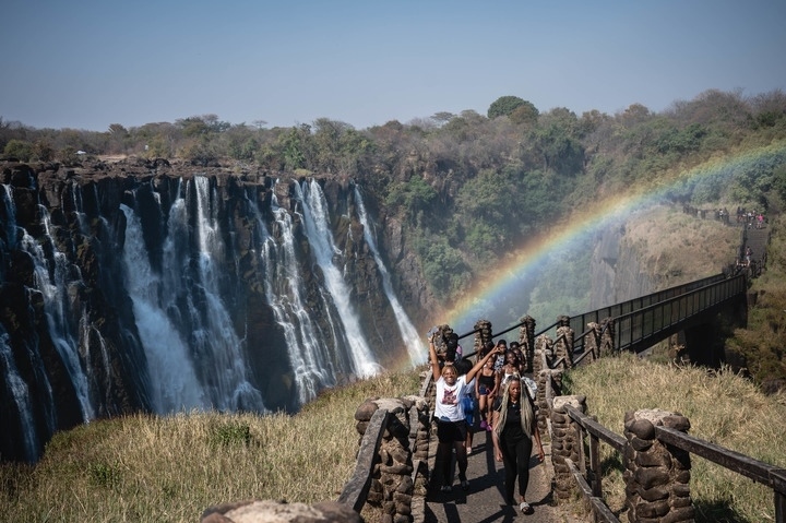8月21日，游客在贊比亞觀賞維多利亞瀑布景色。