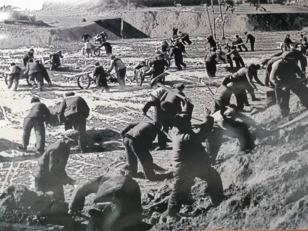 20世紀70年代，高西溝人治理水土流失場景。（資料圖片）