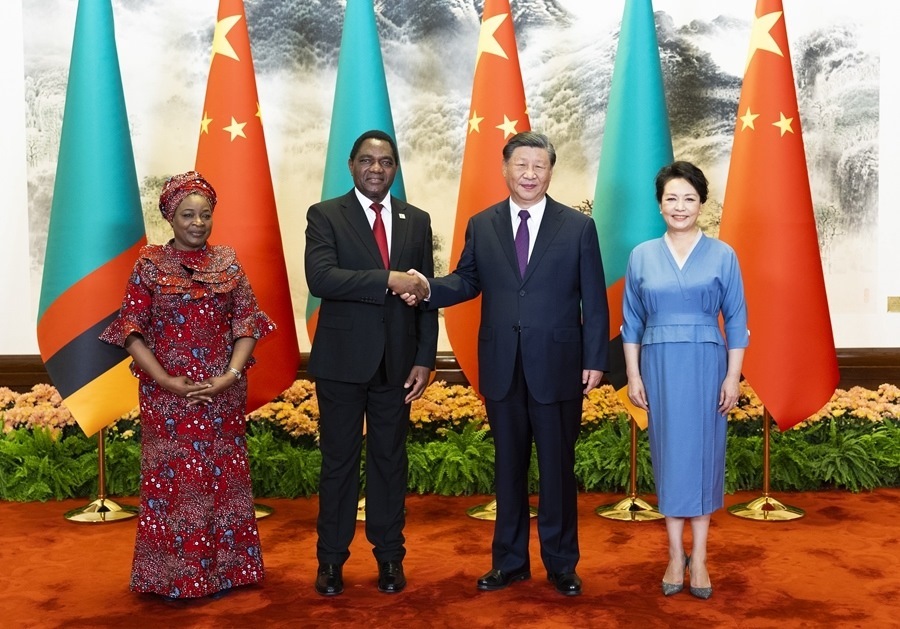 這是會談前，習近平主席和夫人彭麗媛同希奇萊馬總統(tǒng)和夫人穆廷塔合影。