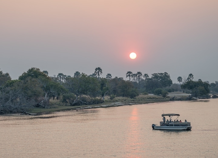 8月23日，在贊比亞拍攝的贊比西河上的游船。