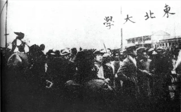 △東北大學學生走在一二·九請愿游行隊伍最前列。