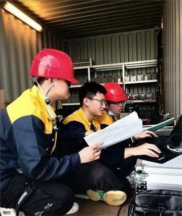 △2022年，長征十一號運載火箭在我國黃海以“一箭五星”方式成功發(fā)射。哈爾濱工程大學船海結構物安全與舒適性團隊為發(fā)射船進行結構動態(tài)監(jiān)測。