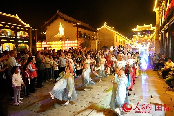 古城巡游隊(duì)伍。人民網(wǎng) 盧鵬宇攝