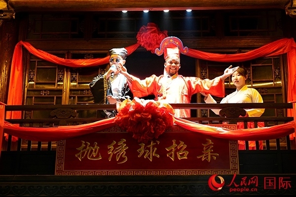 拋繡球。人民網(wǎng) 盧鵬宇攝