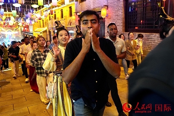 選手體驗(yàn)古城巡游。人民網(wǎng) 盧鵬宇攝