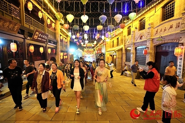 選手體驗(yàn)古城巡游。人民網(wǎng) 盧鵬宇攝