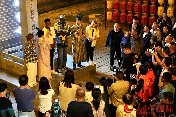 選手們一起演唱《大中國》。人民網(wǎng) 盧鵬宇攝