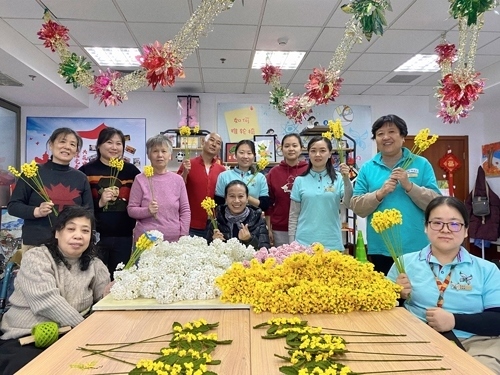 唐占鑫帶領(lǐng)團隊為2022年北京冬奧會和冬殘奧會制作頒獎花束。受訪者供圖