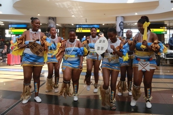 當(dāng)?shù)孛癖姎g迎中國旅行團(tuán)。北青旅提供