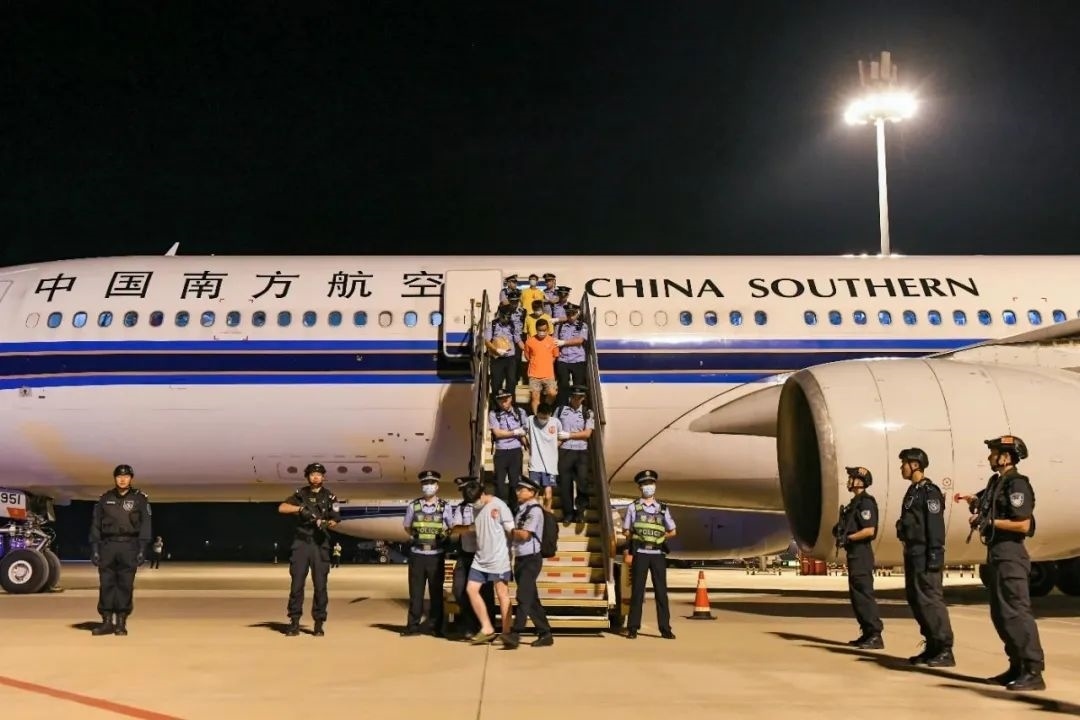 153名實(shí)施跨境裸聊敲詐的犯罪嫌疑人從印度尼西亞被押解回國。公安部供圖