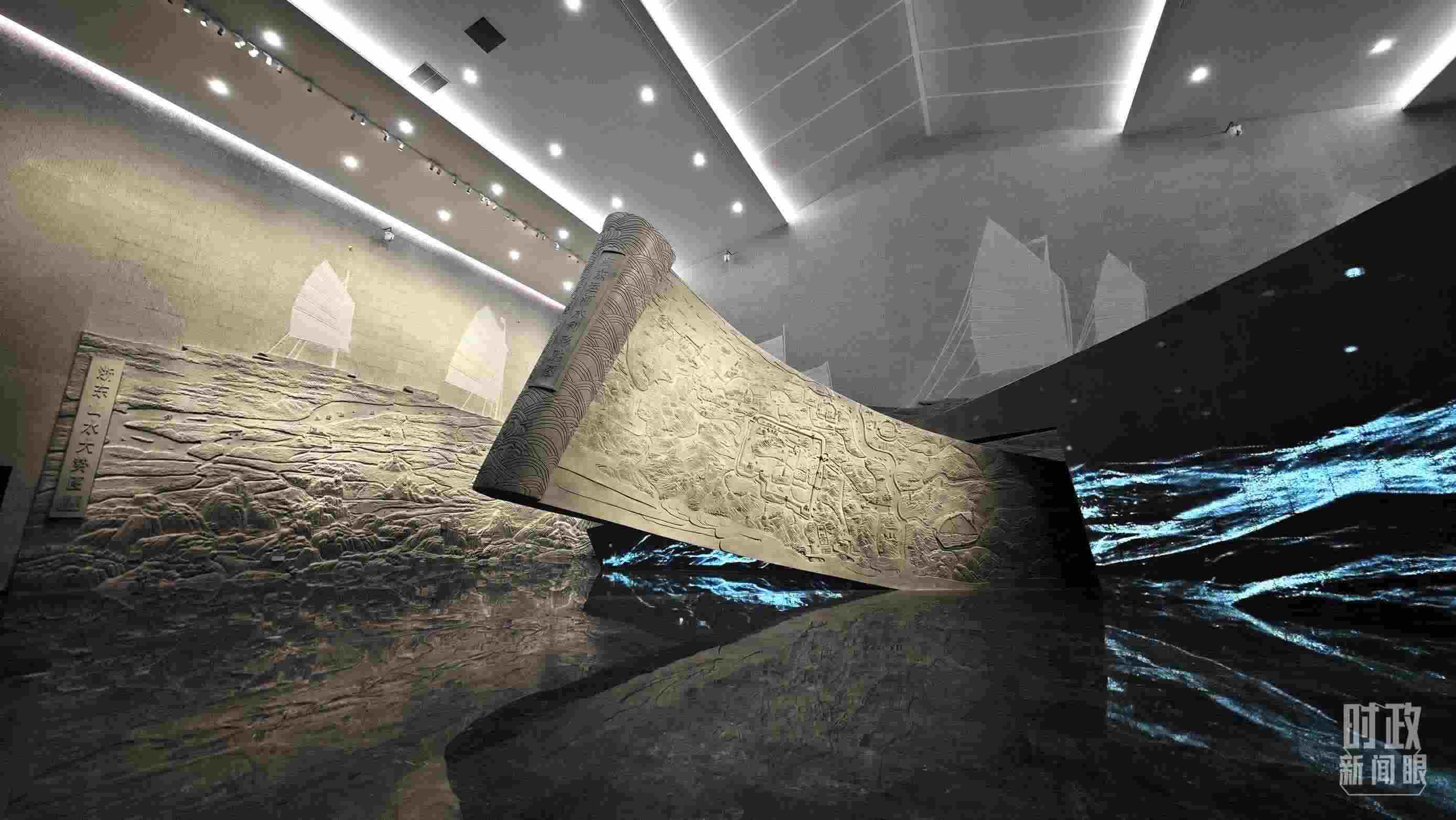△博物館內(nèi)的《浙東運(yùn)河水利形勝圖》《浙東山水大勢(shì)圖》浮雕。（總臺(tái)央視記者彭漢明拍攝）