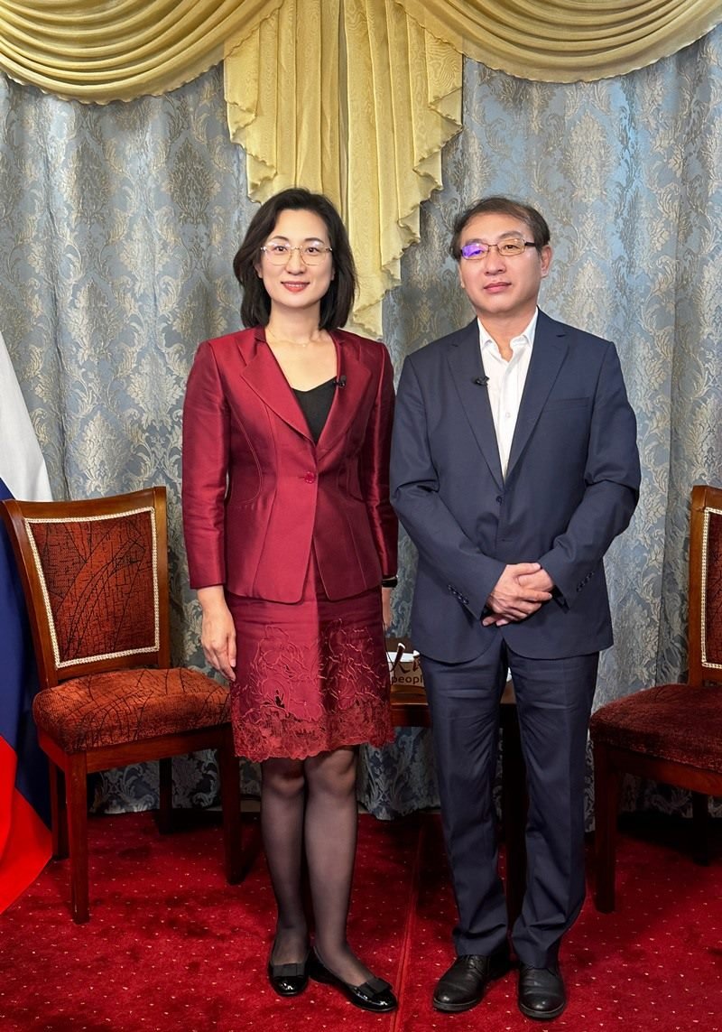 人民網(wǎng)黨委委員、副總編輯孫海峰（左一）專訪崔少純總領事。人民網(wǎng)記者 馬天翼攝