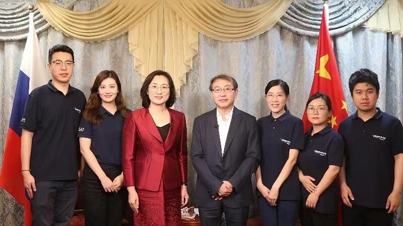 中國駐葉卡捷琳堡總領事崔少純與人民網(wǎng)采訪組合影。