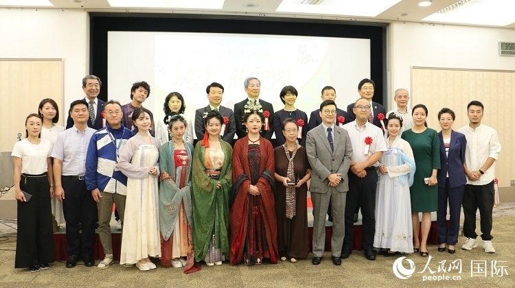 與會(huì)人員合影留念。人民網(wǎng) 許可攝