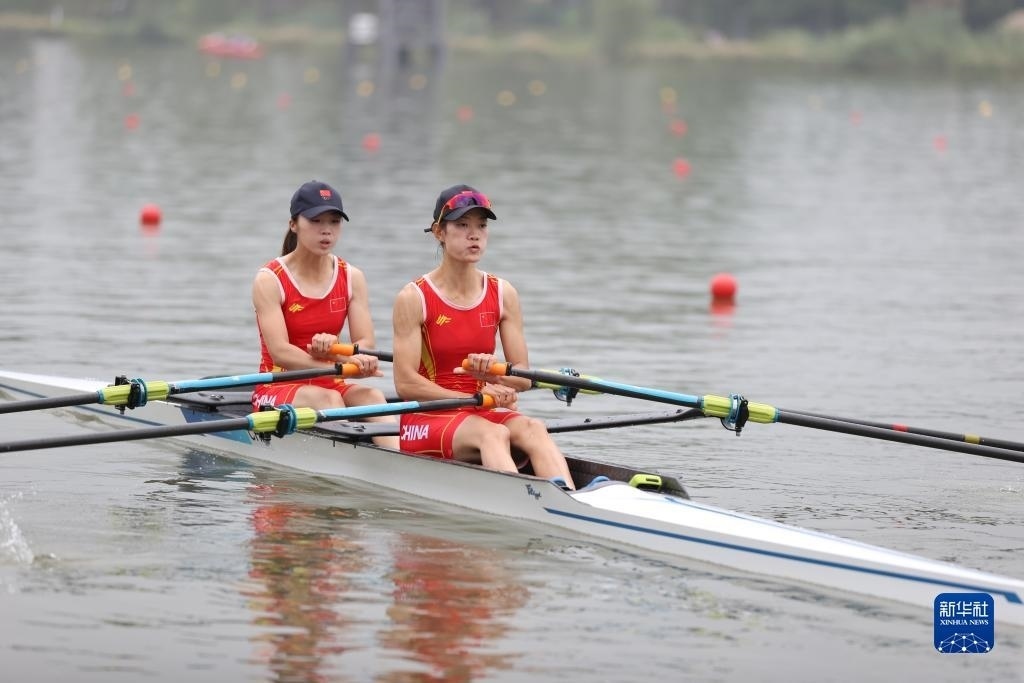 9月24日，鄒佳琪（左）/邱秀萍在決賽中。新華社記者 賈浩成 攝